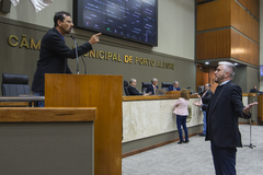 Movimentação de plenário. Em destaque na imagem vereadores Jonas Reis e Ramiro Rosário
