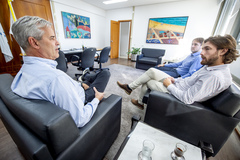 Presidente Mauro Pinheiro recebe no gabinete da presidência, o vereador Moranti e o Prefeito Danrlei Pilatti do município de Nova Pádua