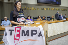 Na tribuna, Camila Reis, participante da direção colegiada da Atempa