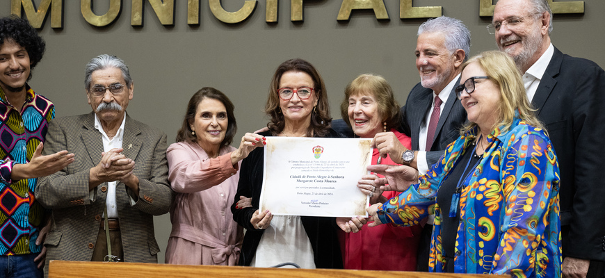Margarete exibe o título de mais nova Cidadã de Porto Alegre 