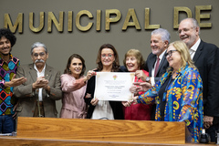 Margarete exibe o título de mais nova Cidadã de Porto Alegre 