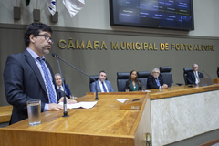 Professor Paredes disse que só a democracia melhora a vida das pessoas