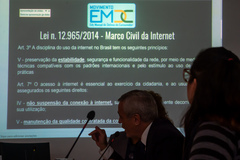 Os constantes problemas de queda da rede de internet no Município de Porto Alegre e as dificuldades de contato dos consumidores com as empresas prestadoras do serviço de telefonia. Proponente vereador Adeli Sell.
