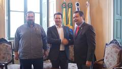 Professor Wambert, Nelson Marchezan e Clàudio Janta em reunião no Paço Municipal.