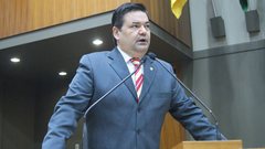 Professor Wambert Di Lorenzo durante discurso na Câmara Municipal de Porto Alegre.