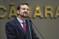 Na tribuna, o vereador Jonas Reis (PT)