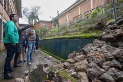 Visita conjunta entre CECE e CUTHAB na EMEF América, devido a denúncia de risco de desabamento.