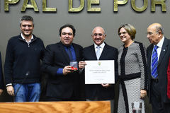 Rovinski (c) recebe o diploma entregue por Dr. Thiago