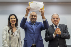 Na imagem, Cleber Benvegnú ao centro, sua esposa Renata, e o proponente da homenagem, o vereador Idenir Cecchim (MDB)