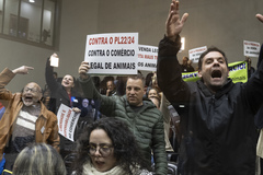 Votação foi acompanhada por manifestantes contrários 