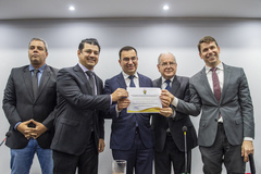 Sócios do escritório exibem a condecoração recebida na tarde desta terça