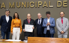 A outorga foi proposta pelo vereador Idenir Cecchim e a solenidade aconteceu no Plenário Otávio Rocha