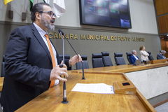 Movimentação de plenário. Na tribuna, o vereador Claudio Janta