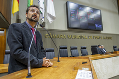 Movimentação de plenário. Na tribuna, o vereador Jonas Reis.