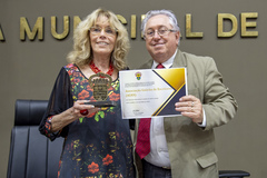A presidente da Ages, Liana Timm, e o proponente da homenagem, vereador Adeli Sell