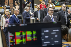 Movimentação de Plenário. Vereadores acompanham votação no painel.