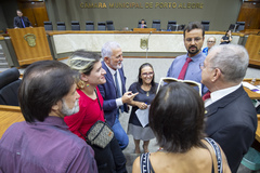 Movimentação de plenário. Na foto, os vereadores Aldacir Oliboni, Engº Comassetto, Jonas Reis e Idenir Cecchim, a vereadora Cláudia Araújo e as vereadoras eleitas Natasha Ferreira e Juliana de Souza.
