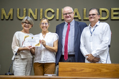 A homenageada, a proponente, o vereador Tiago Albrecht, que presidiu a sessão; e o gerente técnico adjunto da Emater/RS, Luís Bohn