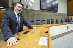 Na tribuna, o vereador Professor Alex Fraga