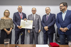 A homenagem foi uma iniciativa do vereador João Bosco Vaz e a solenidade aconteceu no Plenário Ana Terra