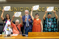 Vereador Engenheiro Comassetto (ao centro) foi o proponente das homenagens