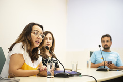 44ª Reunião (Ordinária) da CECE - O PTE (Programa de Trabalho Educativo) - A Educação Especial insere estudantes com deficiência. Ao microfone, Renata Ribeiro. representante da Secretaria Municipal de Educação.
